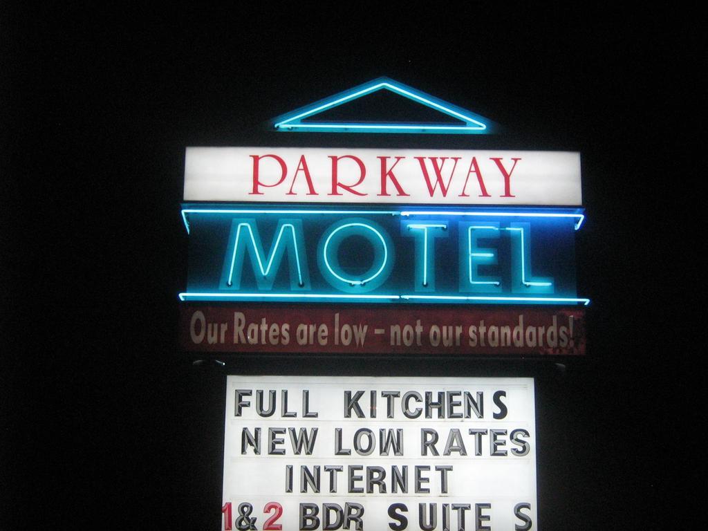 Parkway Motel & European Lodges Pincher Creek Room photo